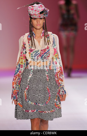 Alexandre Herchovitch New York pronto a indossare Primavera Estate intrecciato modello brunette capelli floreale che indossa il tappo piatto e piuma Foto Stock