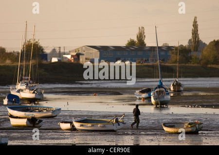 Barche sulle velme del fiume Stour tra Manningtree e Cattawade. Foto Stock