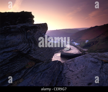 Una vista verso Boscastle Porto. Il dolce la mattina presto luce evidenzia la curva del porto. Foto Stock