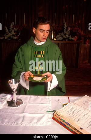 1, uno, prete cattolico, sacerdote cattolico, la preparazione dei doni la Preghiera Eucaristica, servizio di chiesa, massa, Novato, Marin County, California Foto Stock