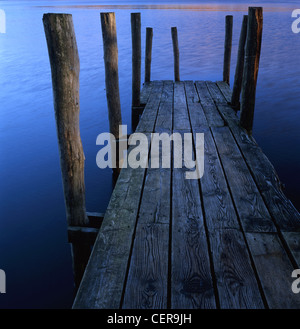 Un vecchio pontile Brandlehow sulle rive del Derwent Water Near Keswick. Derwent Water è uno dei principali organi di acqua in Foto Stock