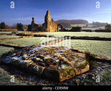 Abbazia cistercense. La brina copre le rovine dell'abbazia di Sawley vicino a Clitheroe. Foto Stock