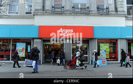 Gli acquirenti al di fuori del catalogo di Argos store retail in Western Road Brighton Regno Unito Foto Stock