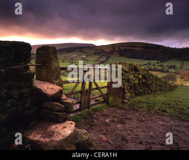 Pendle vicino Barrowford. Questa vista in Pendle guarda verso Roughlee con Pendle Hill nella distanza. Foto Stock