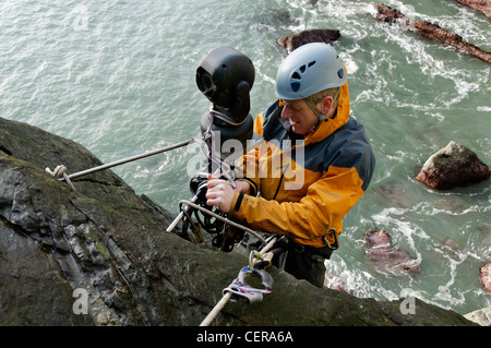 Accesso remoto di installazione della telecamera su di una scogliera sul mare Foto Stock