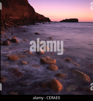 Alta Marea a Saltwick Bay vicino a Whitby, guardando verso Saltwick Nab. Una caratteristica insolita di Whitby è il museo di Dracula - a la Foto Stock