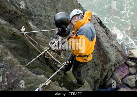 Accesso remoto di installazione della telecamera su di una scogliera sul mare Foto Stock