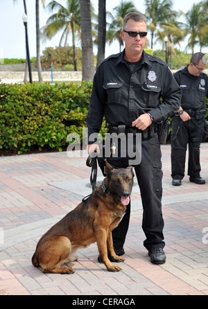 Funzionario di polizia e cane, Miami, Florida, Stati Uniti d'America Foto Stock