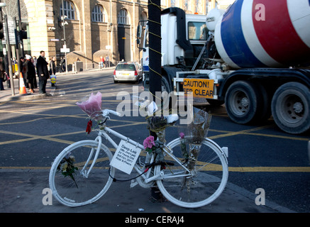 'Ghost moto' memorial a studente ciclista Deep Lee ha ucciso in un incidente, Kings Cross, London Foto Stock