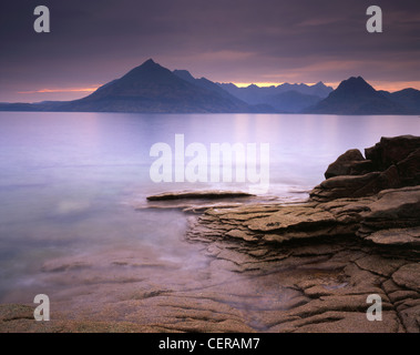 La vista sul Loch Scavaig da Elgol. Esso mostra la cresta seghettata del Cuillin Range ed è uno dei migliori in Gran Bretagna. Foto Stock