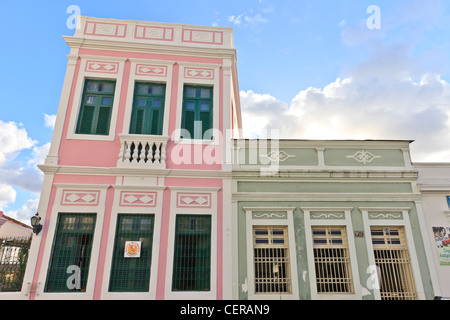 Case colorate intorno a Sao Frei Pedro Goncalves Square, Joao Pessoa, Paraiba, Brasile Brasil Foto Stock