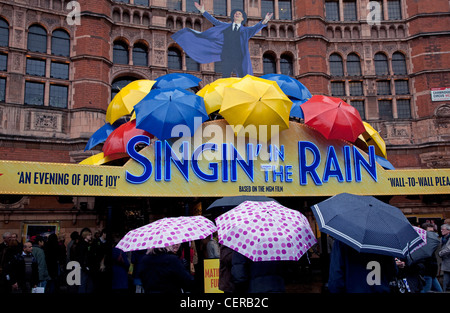 Singin' sotto la pioggia musical al Palace Theatre, Londra - sotto la pioggia Foto Stock