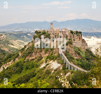 Città sulla collina di Civita in Umbria Foto Stock