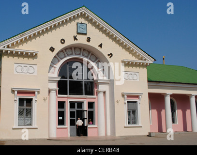 L'Ucraina. Repubblica autonoma di Crimea. Teodosia. Stazione ferroviaria. Esterno. Foto Stock