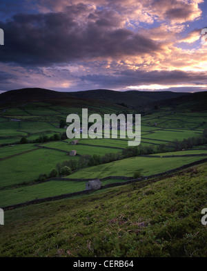 La Pennine Way. Il sentiero sale Kisdon sulla collina per una vista eccellente della frazione di Thwaite e grande Shunner è sceso al di là. Foto Stock