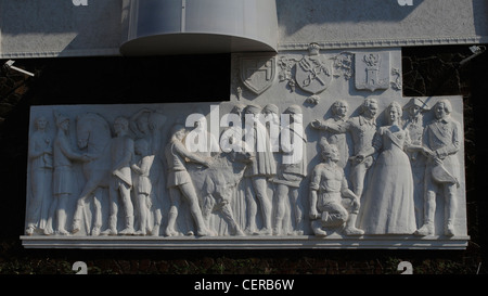 L'Ucraina. Repubblica autonoma di Crimea. Feodosia. Il bassorilievo di un monumento nel porto. Foto Stock