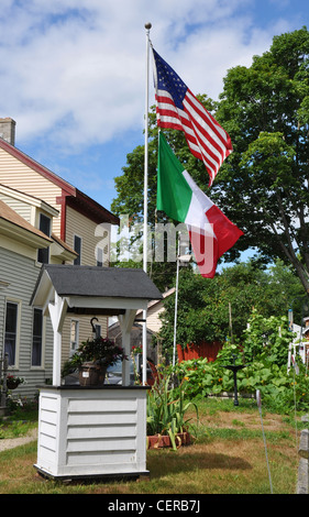 Italiano e americano bandiere in un giardino Foto Stock