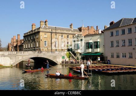 Punting sul fiume Cam da Silver Street Bridge e l'Anchor Pub in Cambridge. Foto Stock