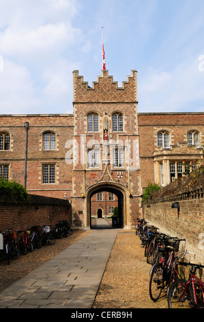 Le biciclette di rivestimento del cammino che conduce a Gatehouse of Jesus College, uno dei costituenti College dell Università di Cambrid Foto Stock