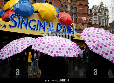 Singin' sotto la pioggia musical al Palace Theatre, Londra - sotto la pioggia Foto Stock