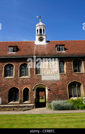 Meridiana in Antica Corte del Queens' College, uno dei costituenti college della University of Cambridge. Foto Stock
