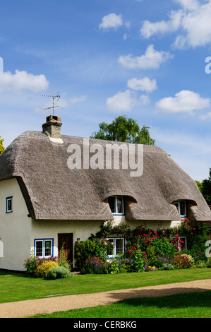 Un grazioso cottage con il tetto di paglia sul villaggio verde a Barrington. Foto Stock
