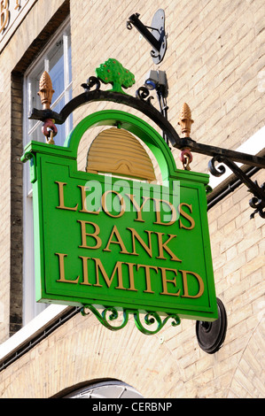 Un vecchio Lloyds Bank Limited segno appeso al di fuori di una filiale della banca in Bury St Edmunds. Foto Stock