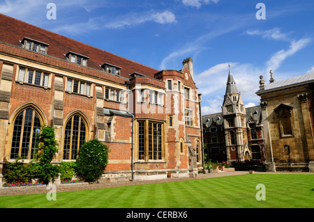 Antica Corte presso il Pembroke College, fondata nel 1347, è un costituente il college e il terzo più antico dell'Università di Cambridge. Foto Stock