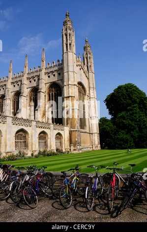 Le biciclette parcheggiate fuori Kings College Chapel, uno dei più celebri edifici nel mondo ed è uno splendido esempio di tardo G Foto Stock