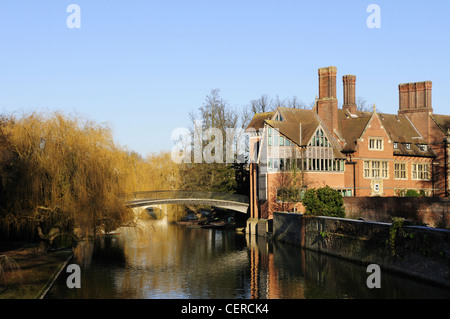 La libreria Jerwood al Trinity College Hall dal fiume Cam in inverno. Foto Stock