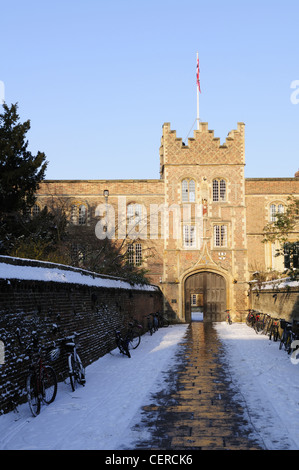 La neve che copre il percorso che conduce a Gesù College Gatehouse d'inverno. Foto Stock