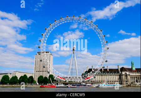 Crociera turistica di barche ormeggiate da per il London Eye Millennium Pier sulla riva sud del fiume Tamigi. Foto Stock