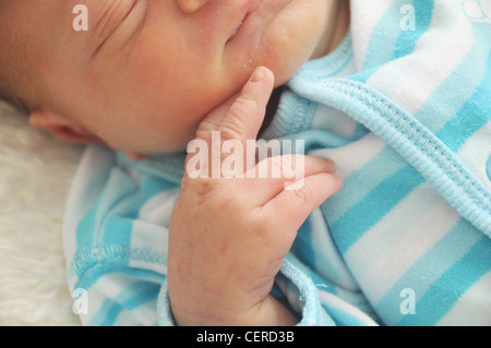 Pochi giorni neonato Bambino addormentato - dettaglio della sua mano e faccia parzialmente Foto Stock