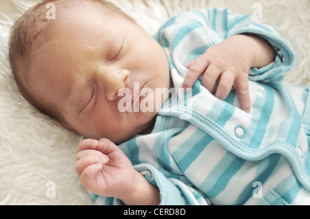 Pochi giorni neonato Bambino addormentato Foto Stock