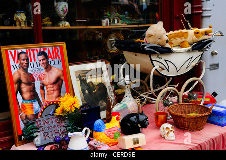 Un assortimento di dispari di bric-a-brac al di fuori di un negozio di antiquariato in Golbourne Road off Portobello Road. Foto Stock