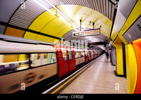 Un tubo di treno sulla linea Jubilee uscire una piattaforma presso la stazione della metropolitana di Baker Street. Foto Stock