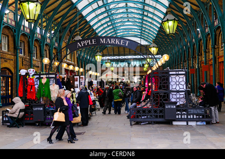 Arti e mestieri in vendita nel mercato di Apple nel centro di Covent Garden. Foto Stock