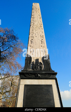 Cleopatra Needle, un antico obelisco egiziano sul Victoria Embankment. Esso è stato presentato per il Regno Unito nel 1819 in commemorazione Foto Stock