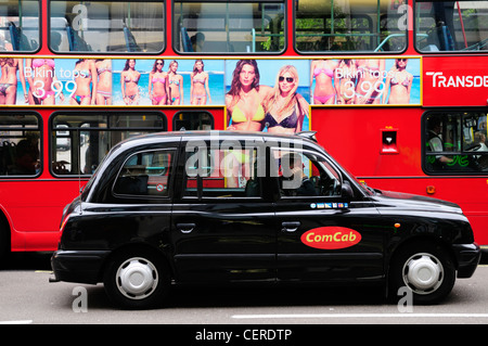 ComCab Londra Taxi e bus rosso a due piani in Oxford Street. Foto Stock