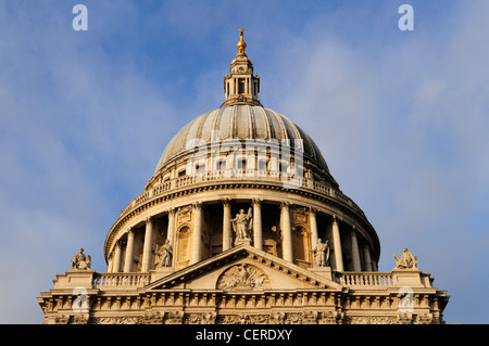 La famosa cupola sulla parte superiore della cattedrale di St Paul, un iconico punto di riferimento nello skyline di Londra. Foto Stock