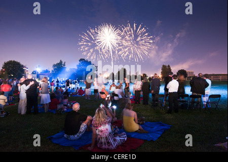 La gente a guardare i fuochi d'artificio Foto Stock