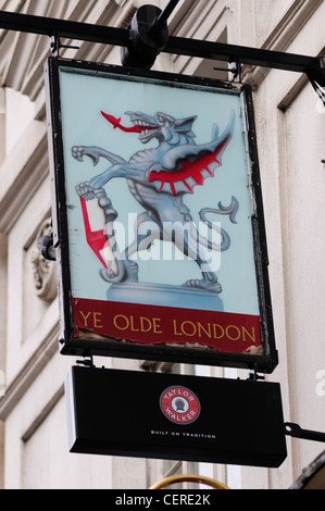 Ye Olde London pub accedi Ludgate Hill. Foto Stock