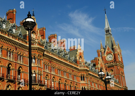 Il vittoriano ristrutturato St Pancras Renaissance London Hotel. Questo hotel a cinque stelle è stato progettato da Sir George Gilbert Scott e o Foto Stock