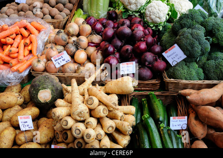 Gli ortaggi biologici in vendita da uno stallo nella Borough Market. Foto Stock