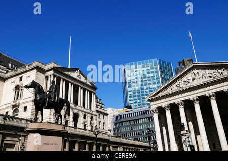 Statua di Wellington, la Banca di Inghilterra e la Royal Exchange in Threadneedle Street nella città di Londra. Foto Stock