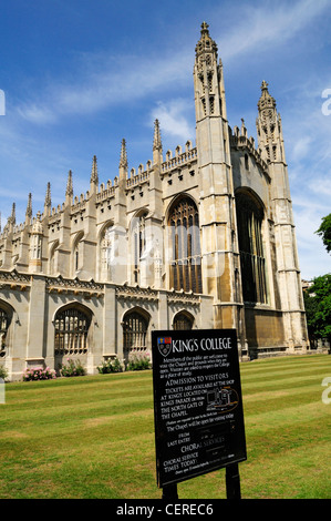 Segno di informazioni al di fuori di Kings College Chapel. La cappella fu iniziata nel 1446 da Enrico VI e ha il più grande ventilatore da soffitto vault Foto Stock