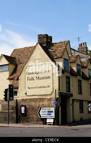 Cambridge & County Folk Museum, alloggiata in un monastero del XVII secolo edificio con travi di legno, che era in precedenza il White Horse Inn per 300 Foto Stock