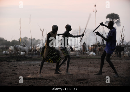 Il SUD SUDAN, Bahr al Ghazal regione dei laghi , membro della tribù Dinka con zebù Vacche Bovini camp vicino a Rumbek Foto Stock