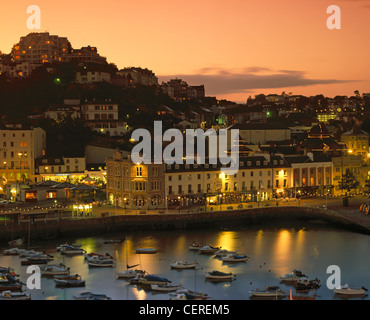 Visualizza in basso oltre le barche nel porto di Torquay durante la notte. Foto Stock