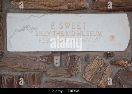 Questa pietra di marmo identifica il museo in Ft. Sumner dedicato a Billy the Kid. Foto Stock